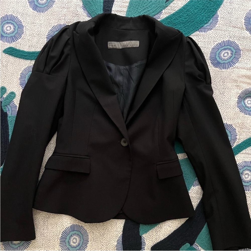Zara Black Blazer with Notched Lapels and Tailored Fit